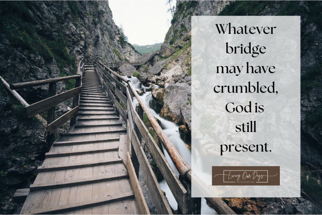 Two Strategies For Navigating In A World Of Temporary Connections